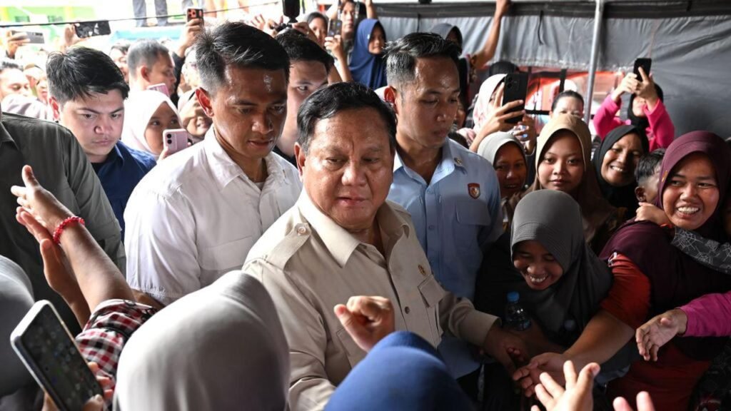 045022800_1765619207-Prabowo_usai_Meninjau_Korban_Bencana
