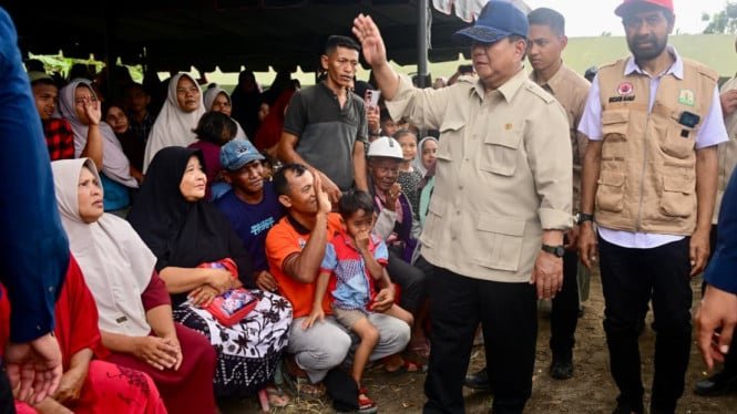 69352863715e3-presiden-prabowo-kunjungi-tenda-pengungsi-bencana-di-aceh_665_374