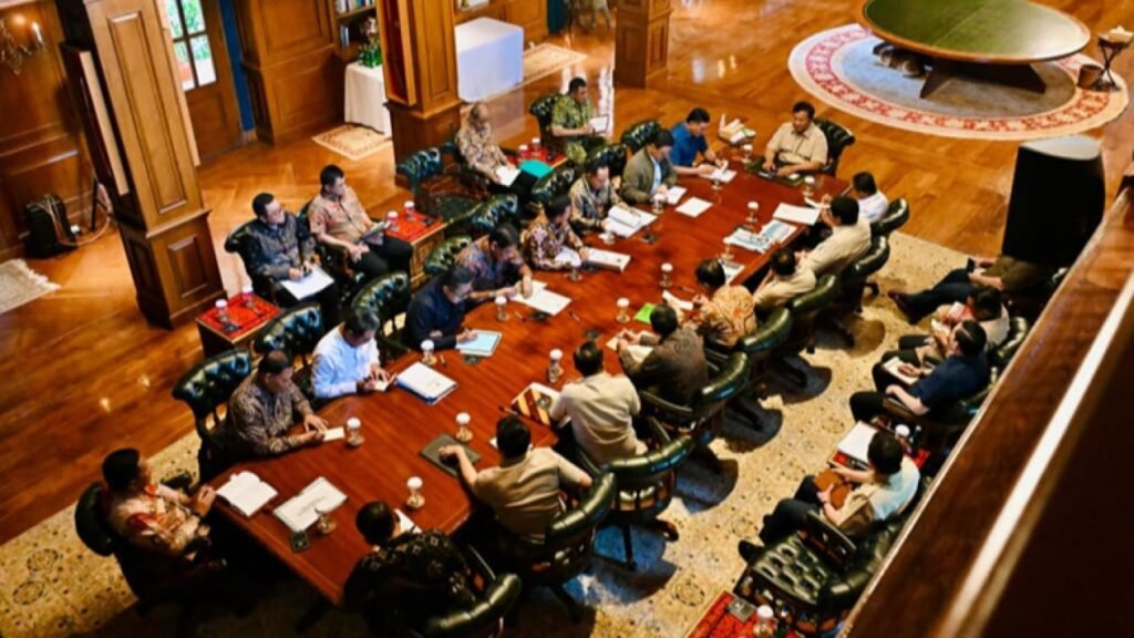 693ec38a2f244-presiden-prabowo-subianto-rapat-terbatas-bersama-sejumlah-menteri-di-kediaman-pribadinya-di-hambalang-bogor-minggu-14122025_1265_711