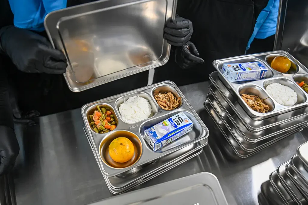 7.-photo-tumpukan-foodtray-diarea-sekolah-3