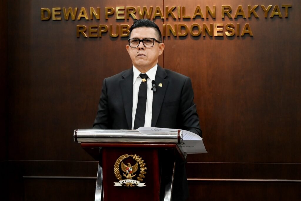 Anggota_Komisi_III_DPR_RI_Soedeson_Tandra_saat_menyampaikan_keterangan_sidang_pengujian_materiil_sec20251125161821