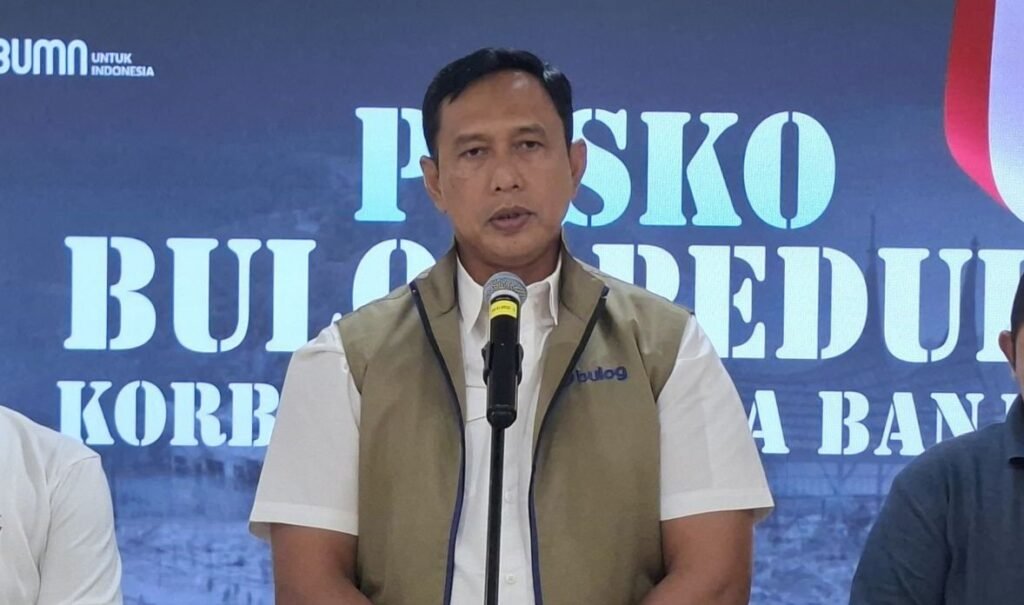 Direktur-Utama-Perum-Bulog-Ahmad-Rizal-Ramdhani-distribusi-sembako-banjir-sumatera
