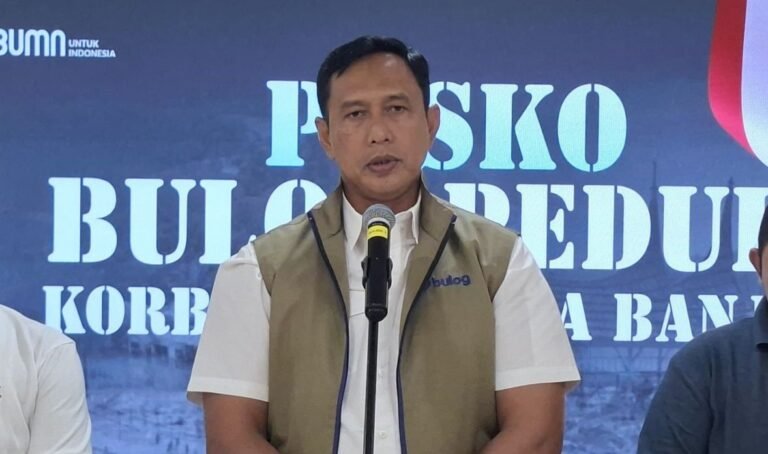 Direktur-Utama-Perum-Bulog-Ahmad-Rizal-Ramdhani-distribusi-sembako-banjir-sumatera