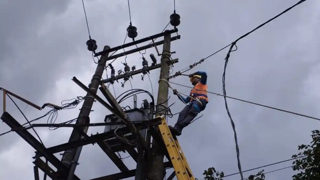 PLN-Memperbaiki-Jaringan-Listrik-Jalur-Tarutung-Sibolga_20251202_185722