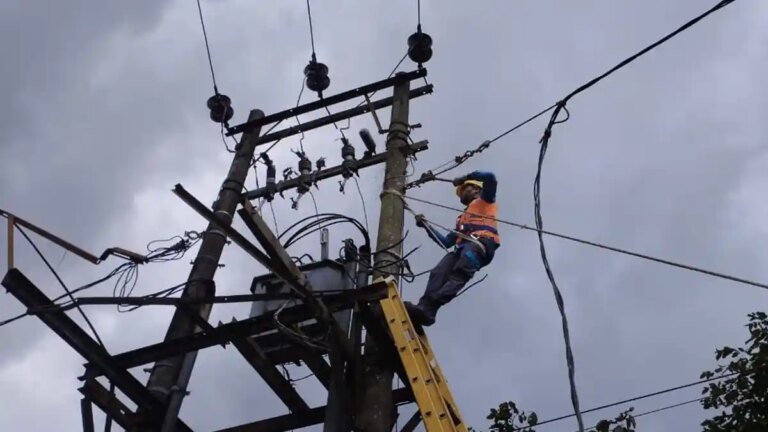 PLN-Memperbaiki-Jaringan-Listrik-Jalur-Tarutung-Sibolga_20251202_185722