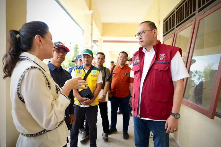 TINJAU-SEKOLAH-RAKYAT-Sekjen-Kemensos-Robben-Rico