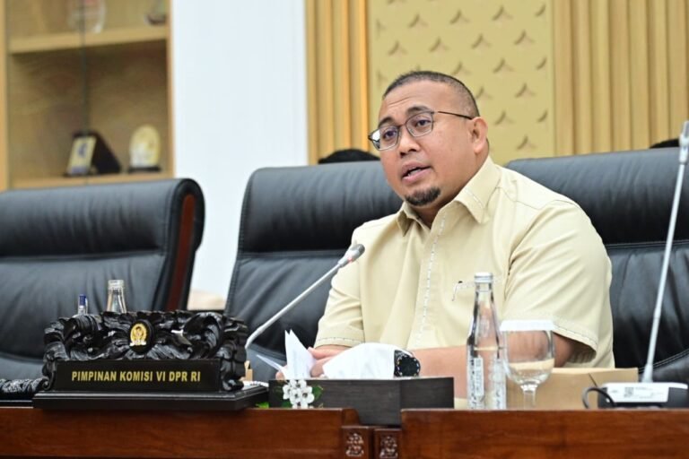 Wakil_Ketua_Komisi_VI_DPR_RI_Andre_Rosiade_saat_RDP_Komisi_VI_DPR_RI_dengan_jajaran_direksi_PT_Aneka20250929185530