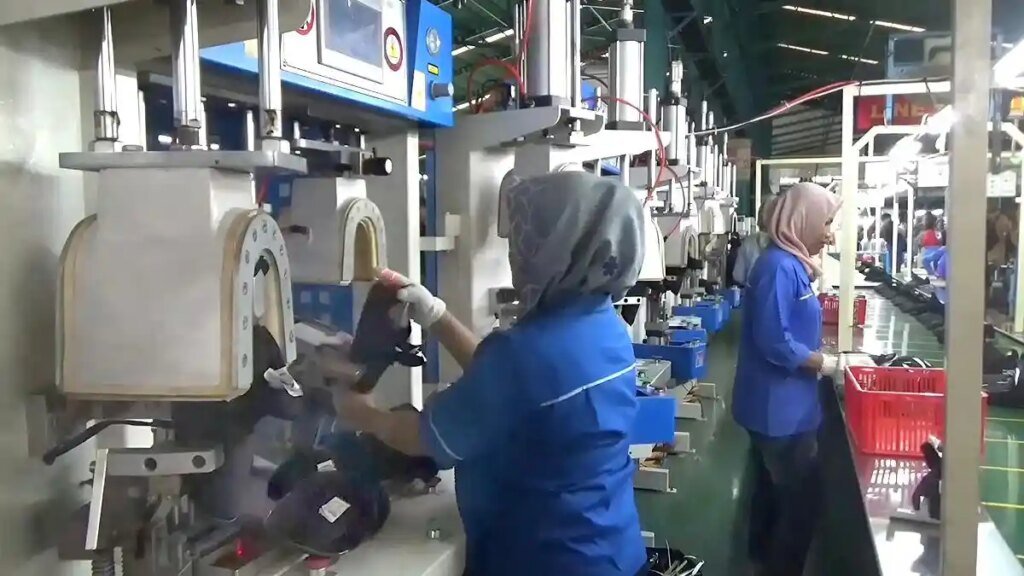 aktivitas-buruh-pabrik-sepatu-di-Ngawi-Jatim