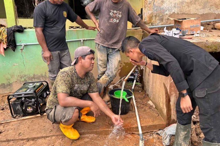 brimob-bangun-sumur-bor-aceh-tamiang