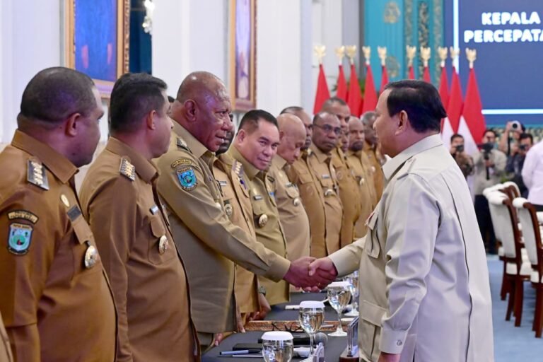 presiden-prabowo-tegaskan-percepatan-pembangunan-papua-sebagai-kunci-pemerataan-nasional-16122025-185925
