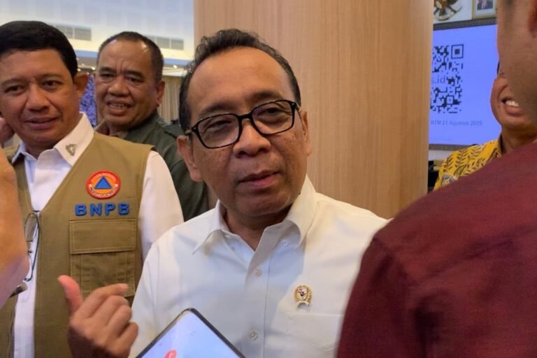 Menko-Pembangunan-Manusia-dan-Kebudayaan-Pratikno-banjir-sumatera