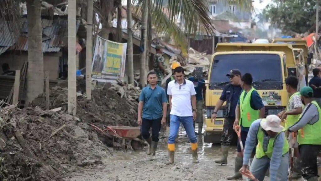 Relawan-ASN-bersihkan-sekolah-di-Atam
