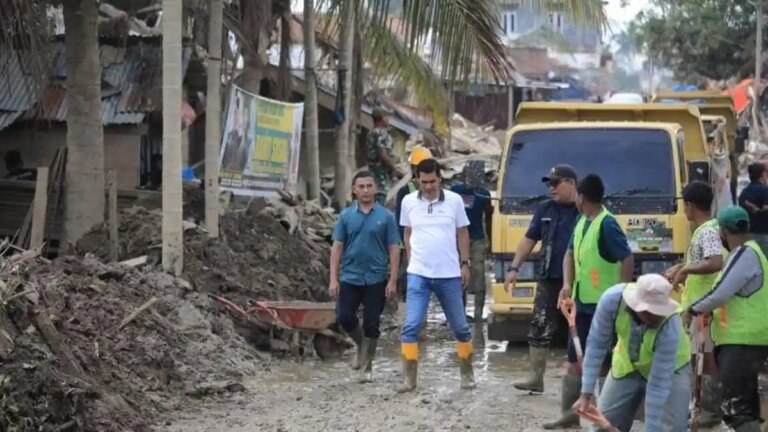 Relawan-ASN-bersihkan-sekolah-di-Atam