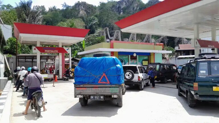 antrian-pertamina-spbu-mandetek-makale-tana-toraja-15112023