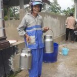 Eri-Setiawan-Setorkan-Susu-Perahan-ke-Pos-Pengumpulan-Mojosongo