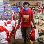 111915352_antarafoto-pengemasan-paket-bansos-220420-mrh-2