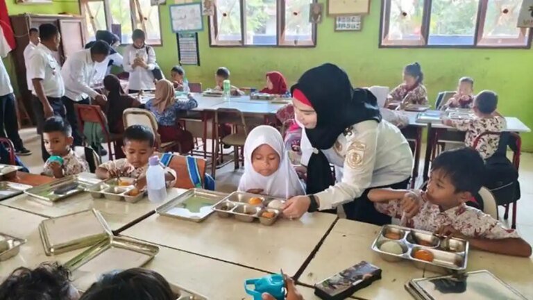 20260402-TINJAU-PROGRAM-MBG-Wakil-Bupati-Bangka-Selatan-Debby-Vita-Dewi-3