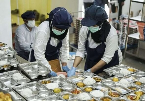 68dcc79f54da0-pekerja-menyiapkan-makan-bergizi-gratis-mbg_1265_711