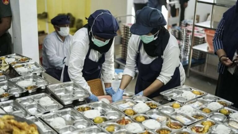 68dcc79f54da0-pekerja-menyiapkan-makan-bergizi-gratis-mbg_1265_711