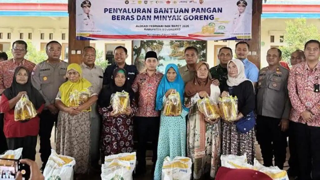Bupati-Mojokerto-Muhammad-Albarraa-menyalurkan-bantuan-pangan-secara-simbolis