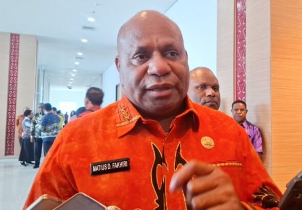 Gubernur-Papua-Matius-D.-Fakhiri-Batik-Orange-1