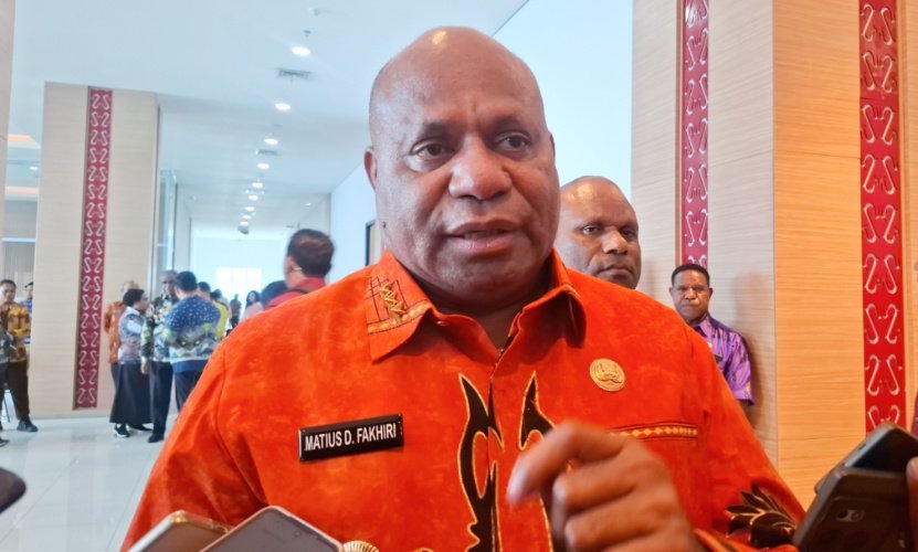 Gubernur-Papua-Matius-D.-Fakhiri-Batik-Orange-1