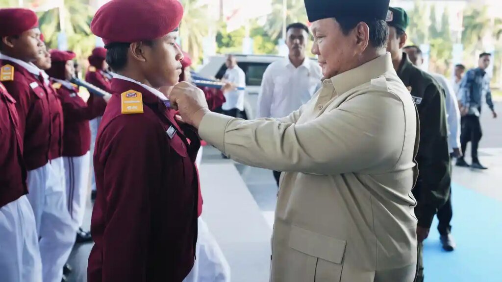 Presiden-Prabowo-saat-memberikan-pembekalan-kepala-sekolah-dan-guru-Sekolah-Rakyat