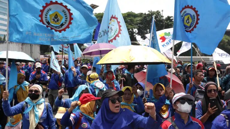 Unjuk-Rasa-Buruh-di-Depan-DPR_20250922_134450