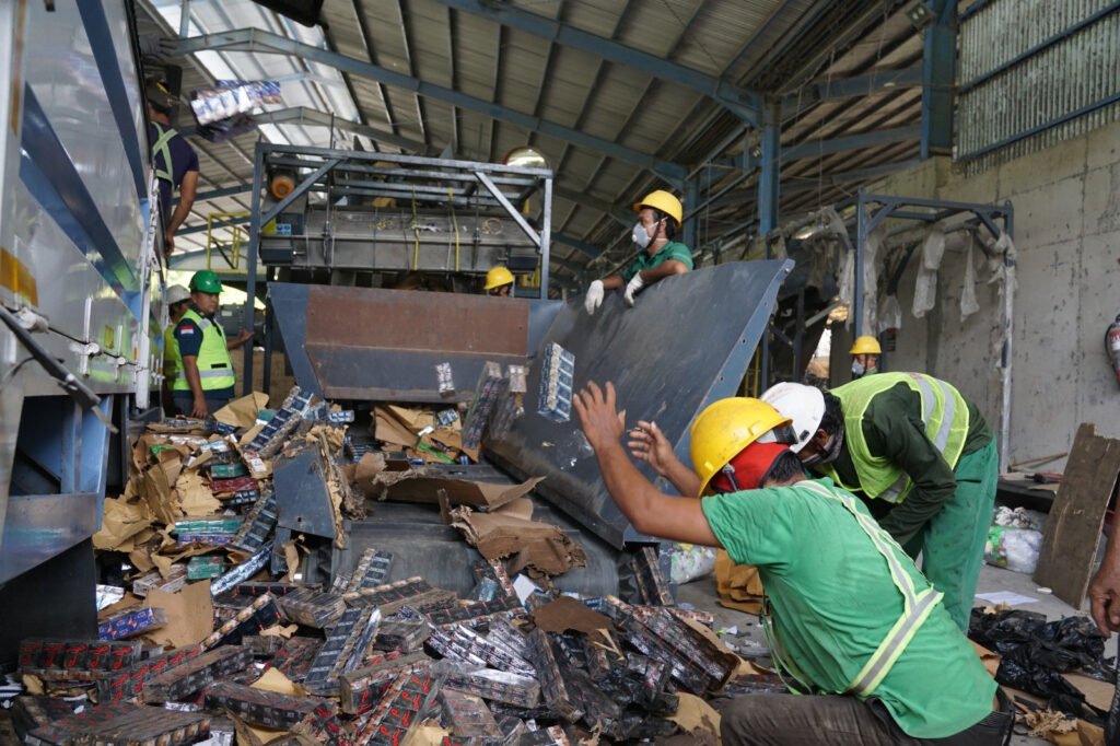 bea-cukai-cirebon-menggelar-pemusnahan-lebih-dari-14-juta-ba-mc04