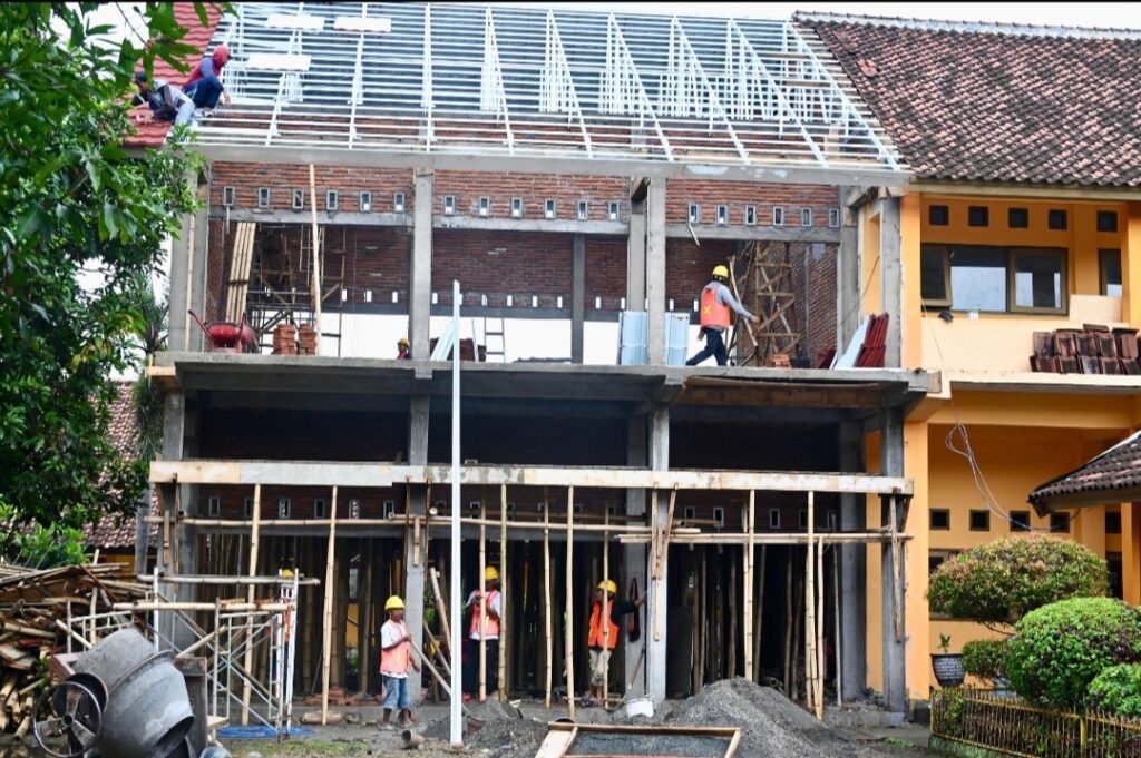 komisi-x-dpr-ri-apresiasi-program-revitalisasi-satuan-pendidikan-minta-kuota-sekolah-diperluas-23102025-002145