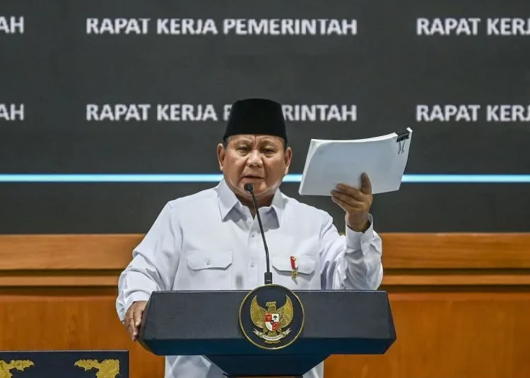 presiden-prabowo-beri-taklimat-saat-pimpin-rapat-kerja