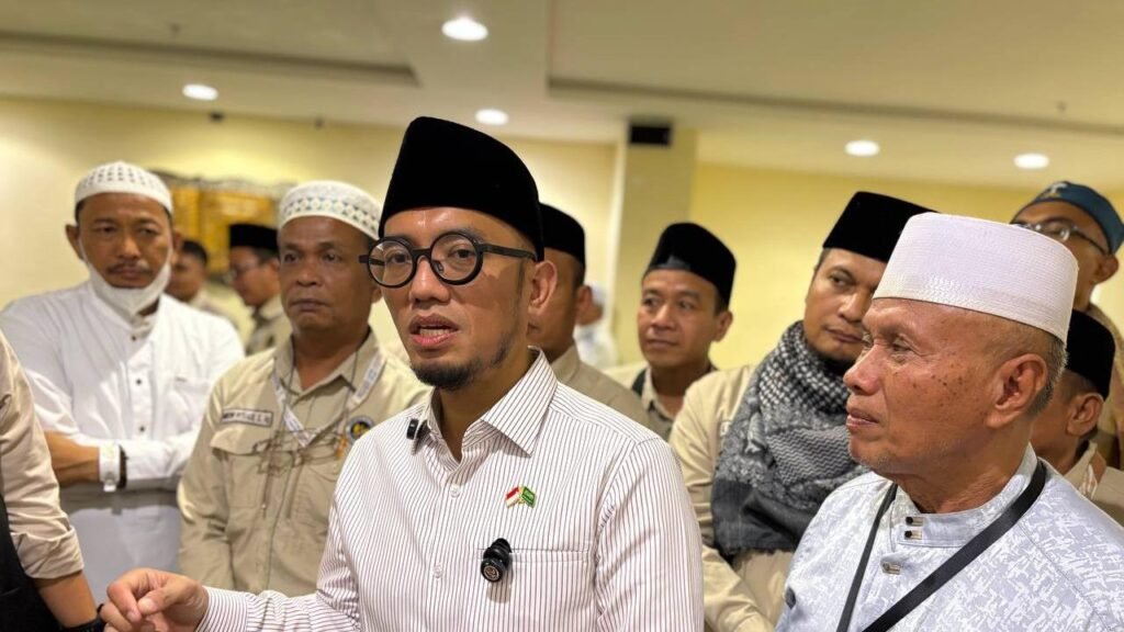 022686100_1779580896-Wamenhaj__Dahnil_Anzar_Simanjuntak__usai_memberikan_tausiyah_di_salah_satu_hotel_jemaah_di_Makkah__22_Mei_2026.__dok._Media_Center_Haji_2026