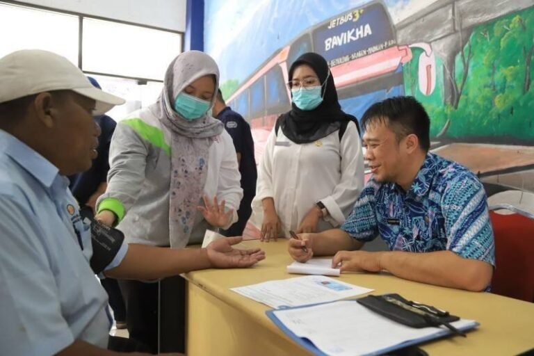 42013h-5-lebaran-dinkes-kota-tangerang-cek-kesehatan-sopir-bus-di-terminal-poris-plawad-42013