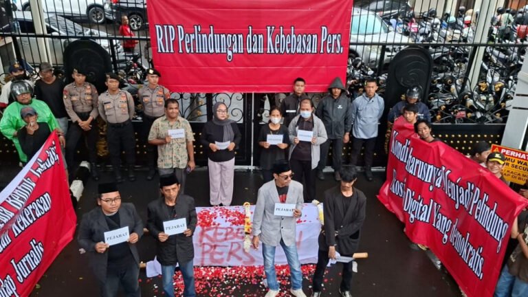 6945ace6927ad-dinilai-kian-hadapi-tekanan-pemerintah-didesak-jamin-perlindungan-kebebasan-pers_1265_711