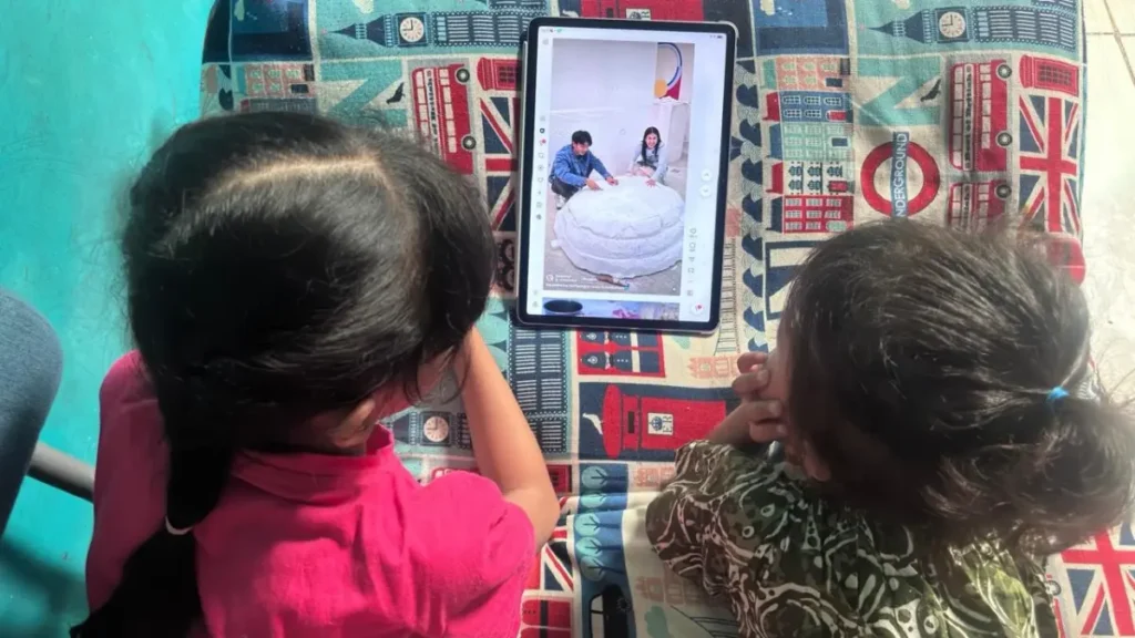 ilustrasi-anak-anak-bermain-sosial-media-radar-surabaya-N5ERn