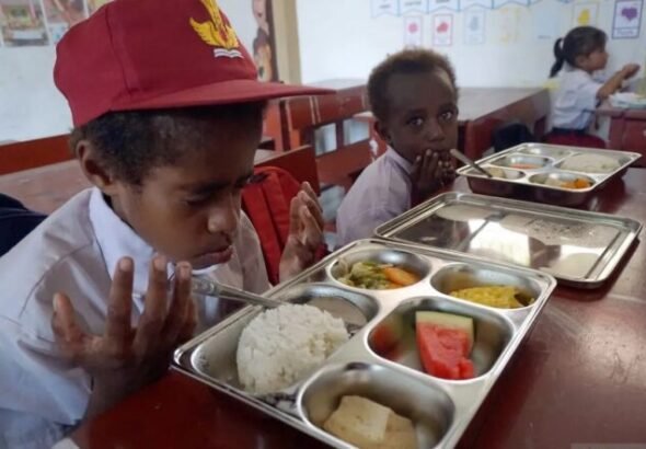 makan-bergizi-gratis-mbg-di-papua-696x442