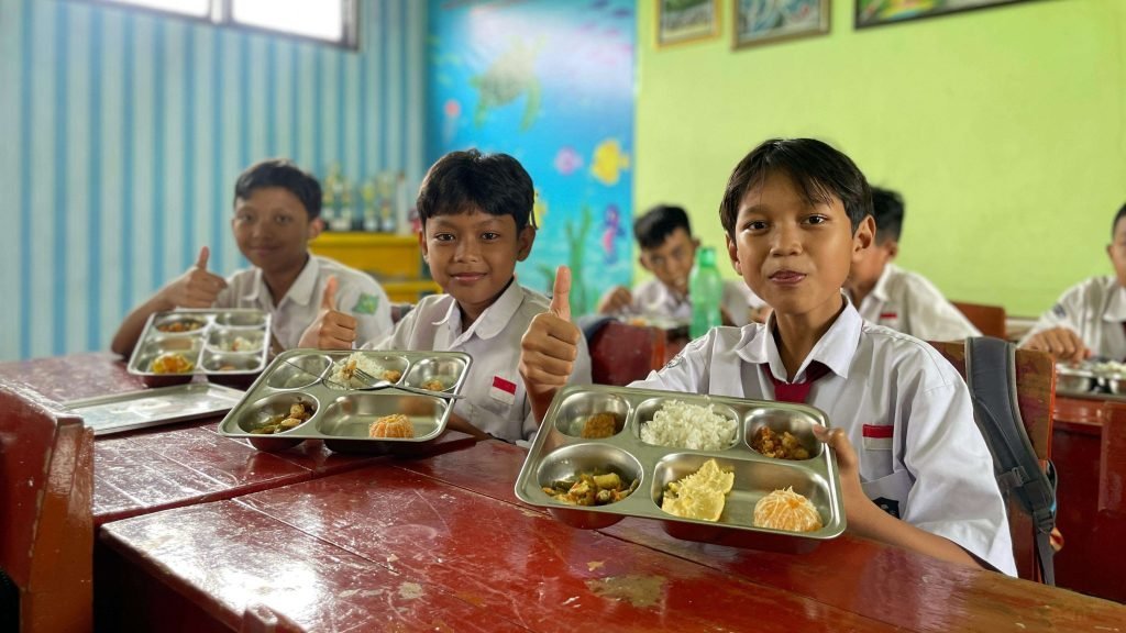 6.-photo-keadaan-kelas-yang-sedang-pada-makanan-1024x576