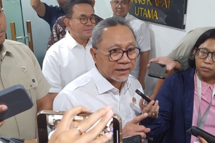 Menteri-Koordinator-Bidang-Pangan-Zulkifli-Hasan-bantuan-beras-10-kg-2-696x464