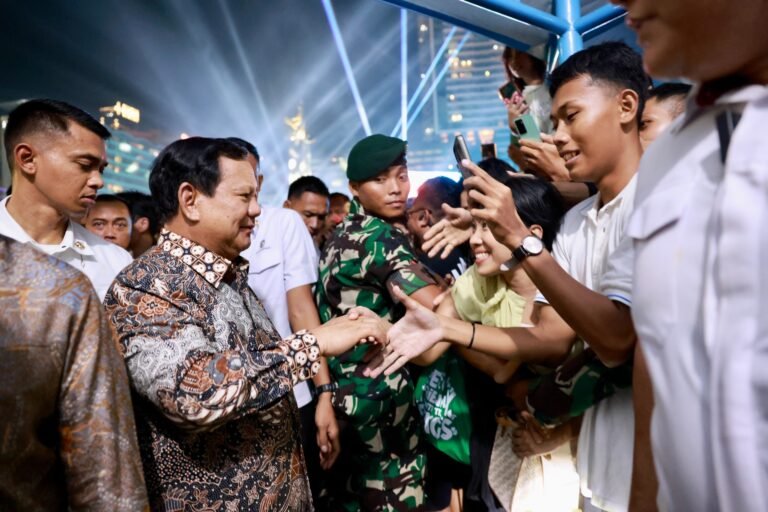 momen-prabowo-sapa-masyarakat-di-malam-tahun-baru-warga-berebut-salam-dan-foto-bersama-01012025-114254