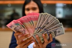 nilai-tukar-rupiah-melemah-115-poin-2788419-1024x683-300x200