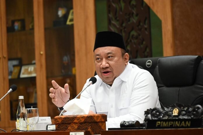 Wakil-Ketua-Komisi-X-DPR-RI-Lalu-Hadrian-Irfani-aksi-mahasiswa-696x464