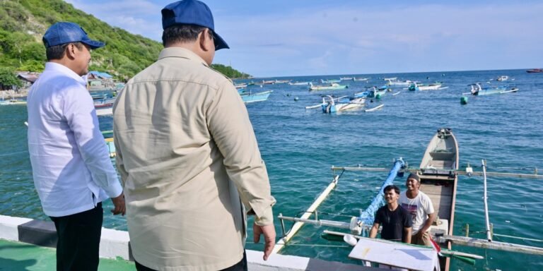 presiden-prabowo-didampingi-menteri-trenggono-tinjau-knmp-leato-selatan-dorong-nelayan-gorontalo-naik-kelas-7pzG-7pzG-scaled