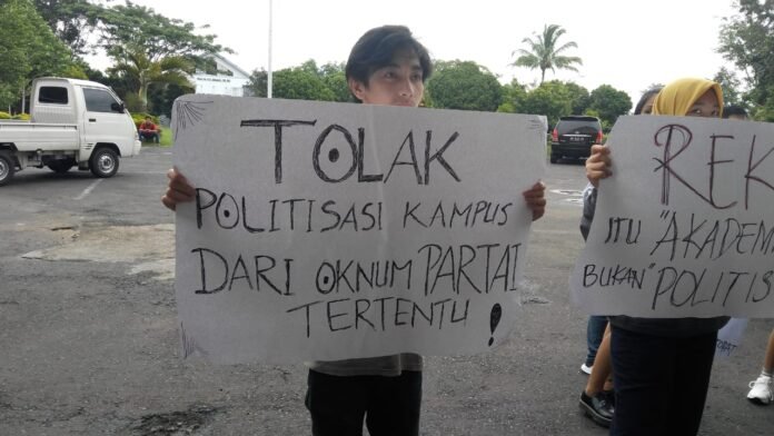 tolak-politisasi-kampus-mahasiswa-demo-696x392