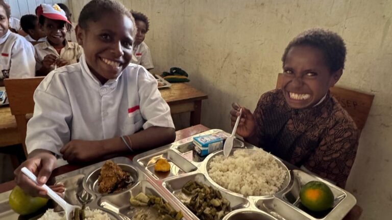 678e549697f8c-viva-militer-para-siswa-di-papua-menikmati-program-makanan-bergizi-gratis-mbg_1265_711