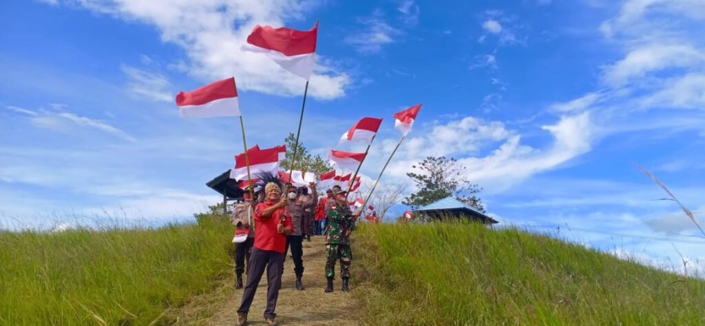 Ketua-DPD-PBB-Papua-memimpin-pengibaran-bendera-merah-putih-berukuran-77-Meter-di-Danau-Love