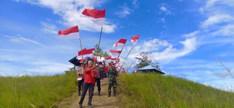 Ketua-DPD-PBB-Papua-memimpin-pengibaran-bendera-merah-putih-berukuran-77-Meter-di-Danau-Love
