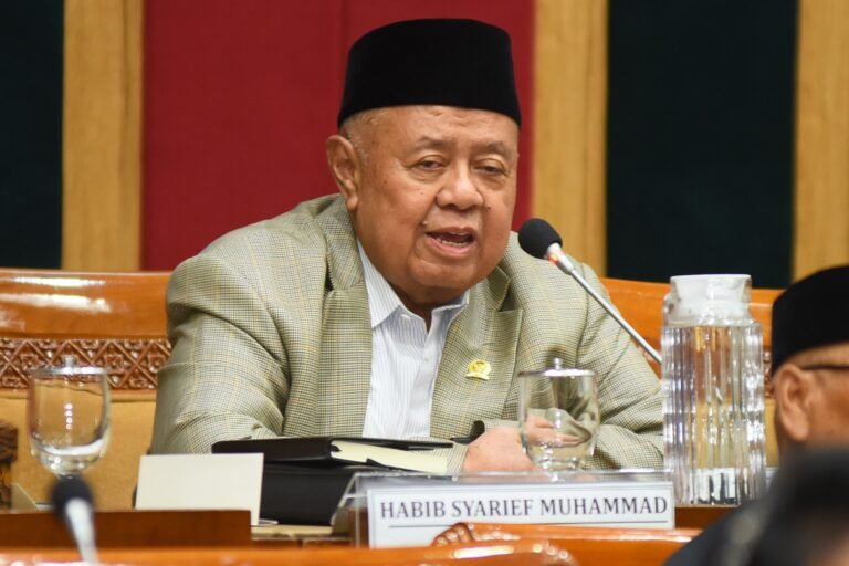 komisi-x-dpr-dukung-wacana-kebijakan-siswa-wajib-baca-buku-21112025-212109
