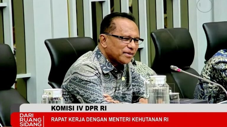 69deed0552c92-rapat-kerja-komisi-iv-dpr-ri-bersama-menteri-kehutanan-selasa-1442026_ntt