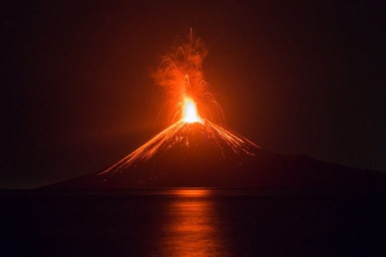 GUNUNG-ANAK-KRAKATAU_2