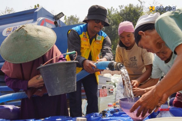 jalankan-arahan-presiden-kementerian-pu-salurkan-232-juta-liter-air-bersih-hadapi-kekeringan-di-jateng-dan-jatim-b8d69521-56ab-4880-8711-3ed54e271cce